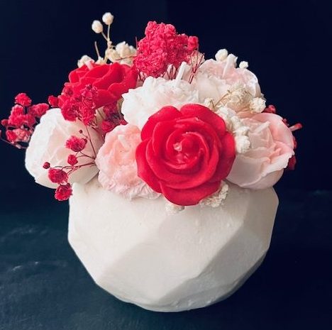 Bouquet de bougies fleuries en pot géométrique