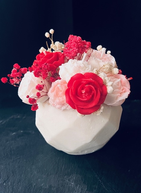Bouquet de bougies fleuries en pot géométrique – Image 2