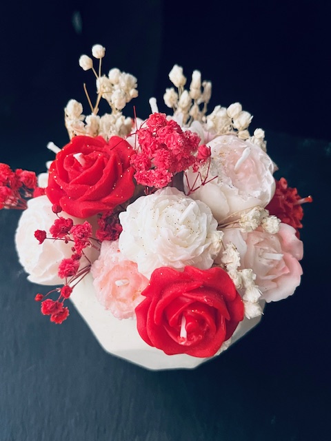 Bouquet de bougies fleuries en pot géométrique – Image 3